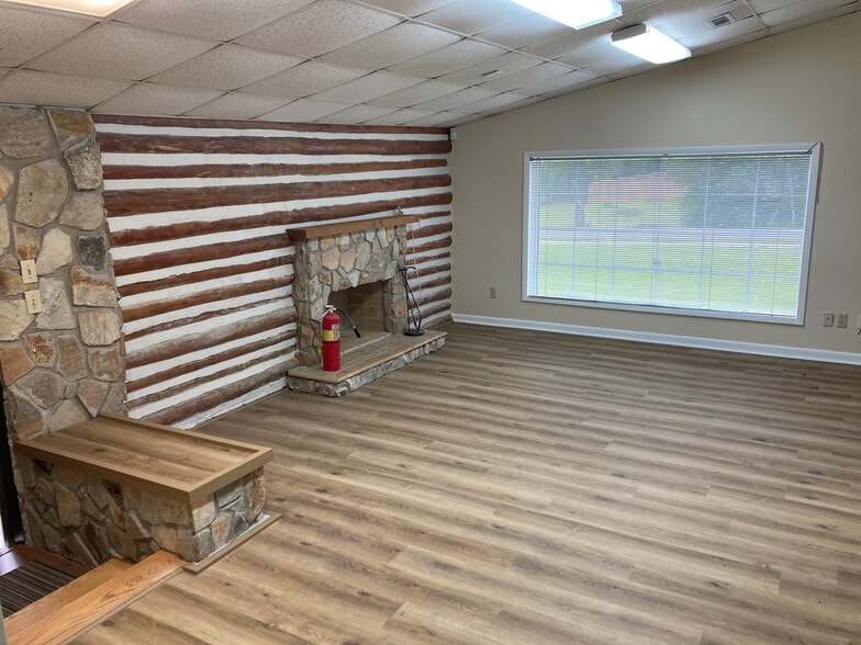 2913 Optimist Dr, Marianna, FL for sale - Interior Photo - Image 2 of 8