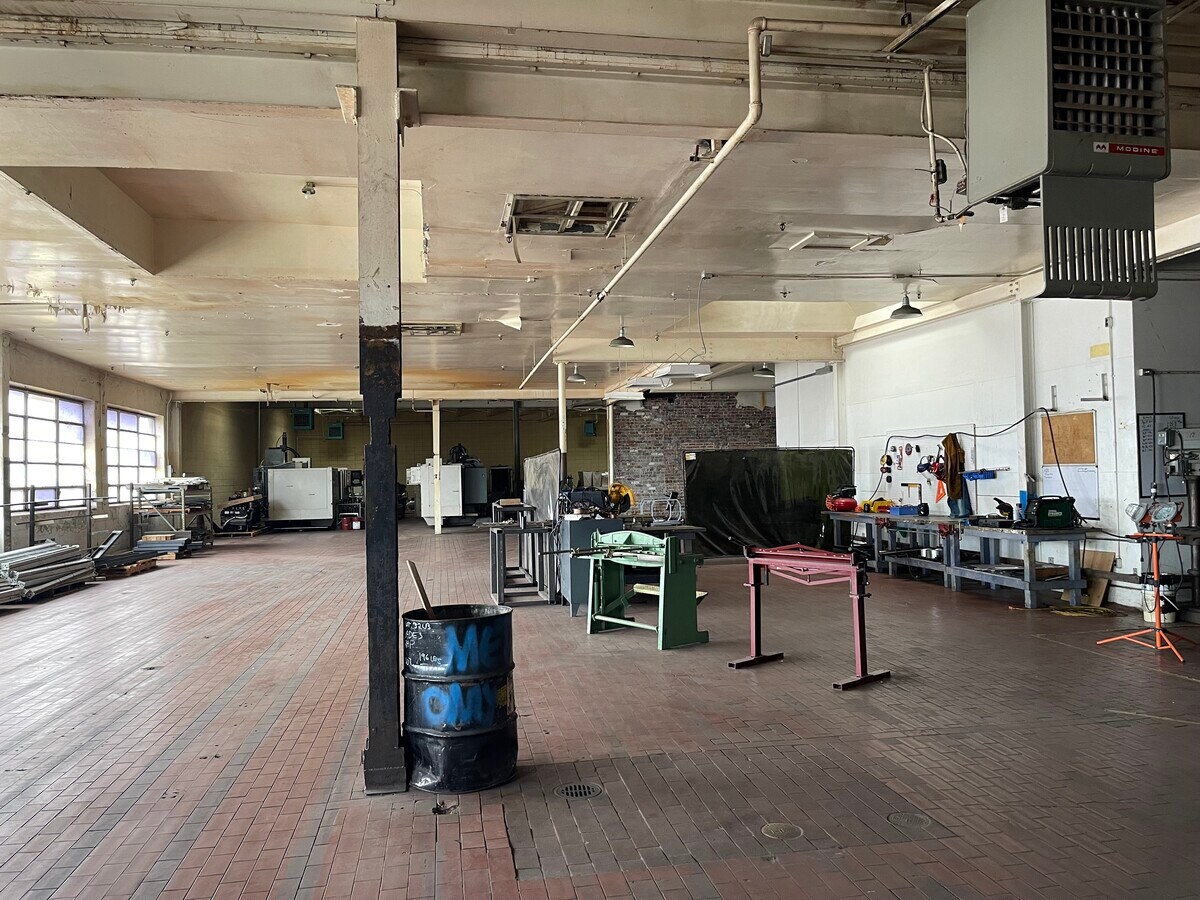 120 E 3rd St, Hutchinson, KS 67501 Sara Lee Bakery