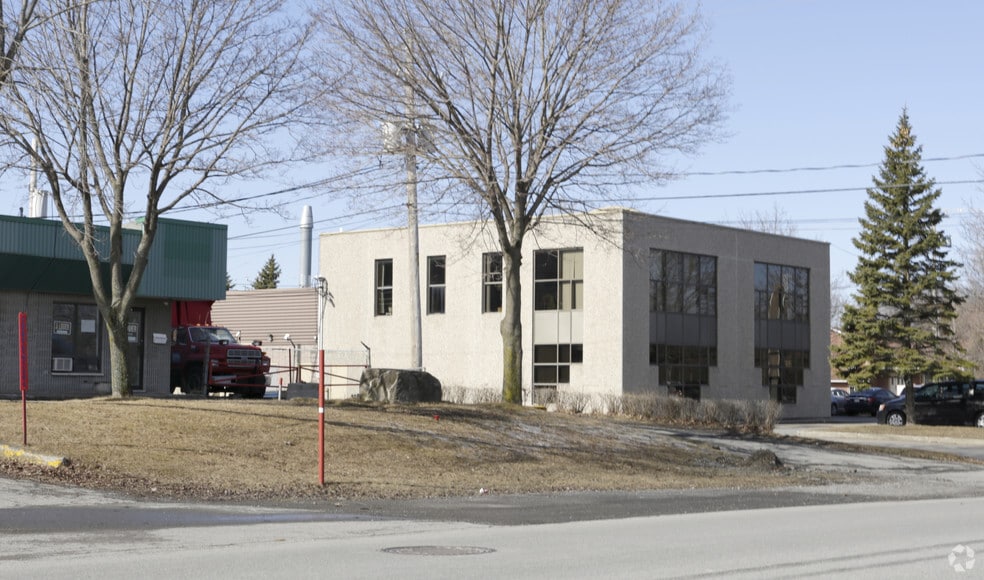 330 Boul Pierre-Boursier, Châteauguay, QC for lease - Primary Photo - Image 1 of 2