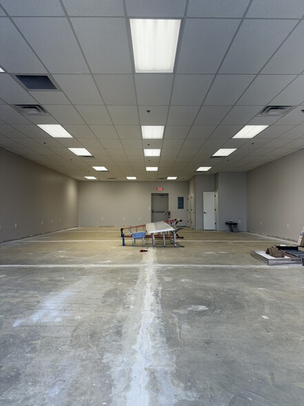 230 E James Campbell Blvd, Columbia, TN for lease - Interior Photo - Image 2 of 4