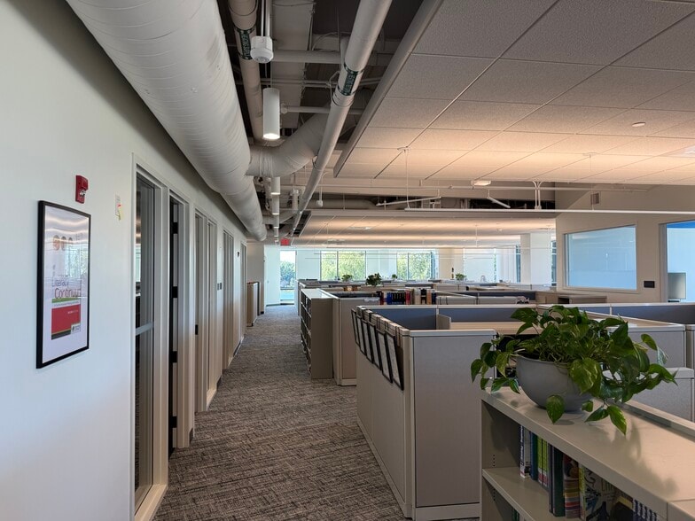 145 Maplewood Ave, Portsmouth, NH for lease - Interior Photo - Image 3 of 8