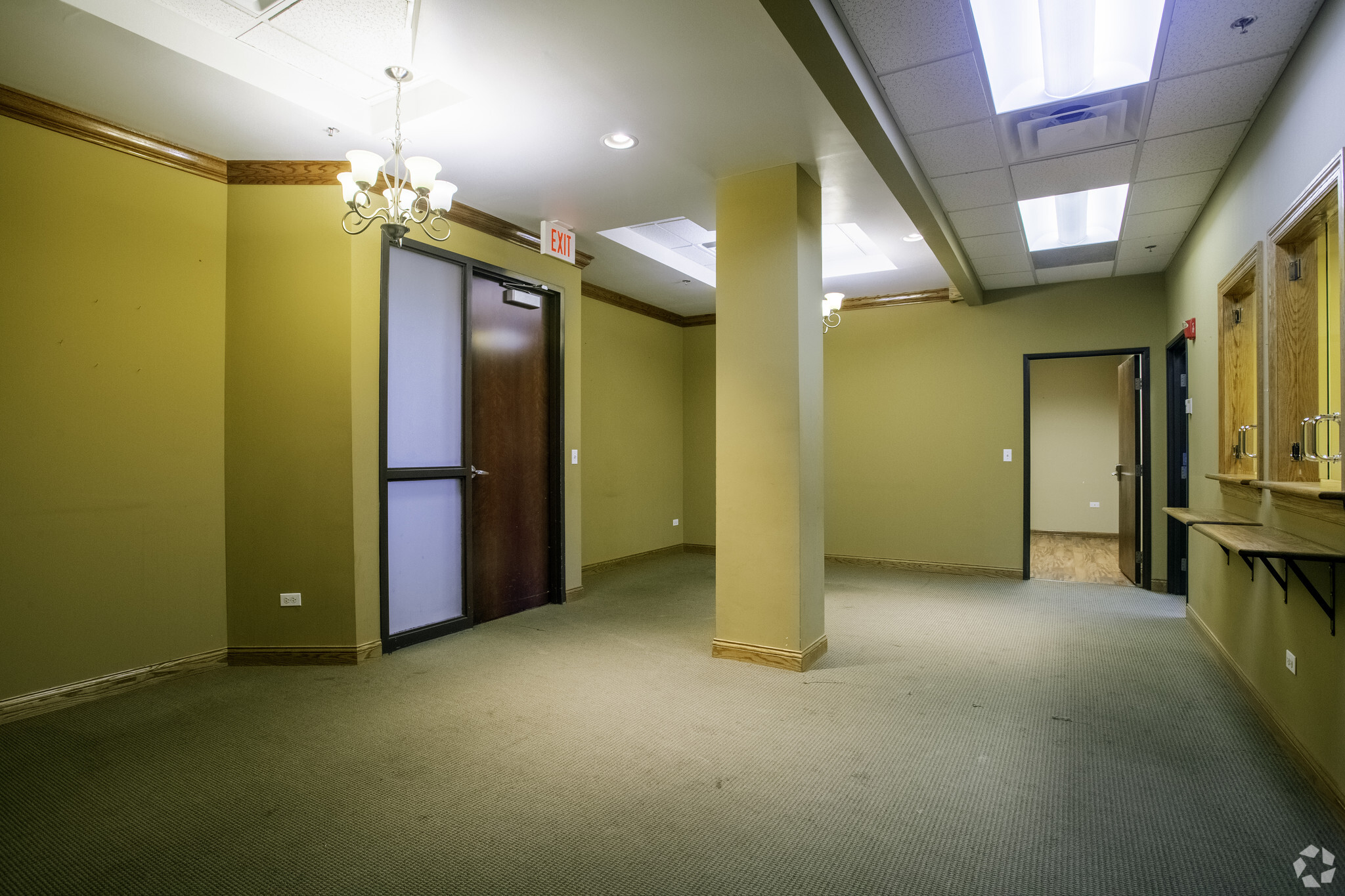 360 Station Dr, Crystal Lake, IL for lease Interior Photo- Image 1 of 4