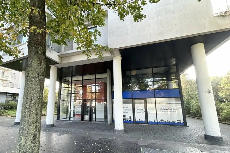 Retail in Lille for lease - Building Photo - Image 1 of 5