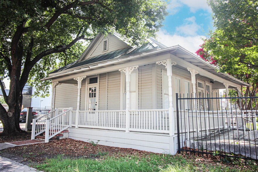 210 Lewis St, San Antonio, TX for sale - Building Photo - Image 3 of 8