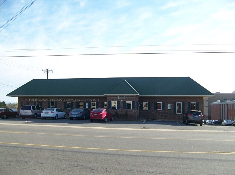 304 N Main St, Dobson, NC for sale - Primary Photo - Image 1 of 1