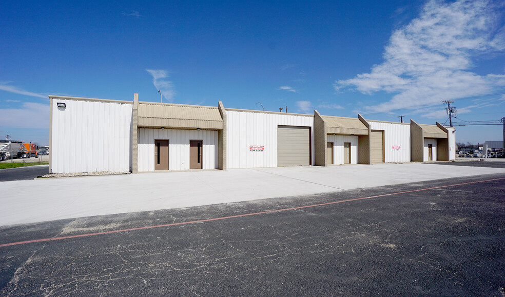 107 Mcnutt Rd, Hutto, TX for lease - Building Photo - Image 1 of 6