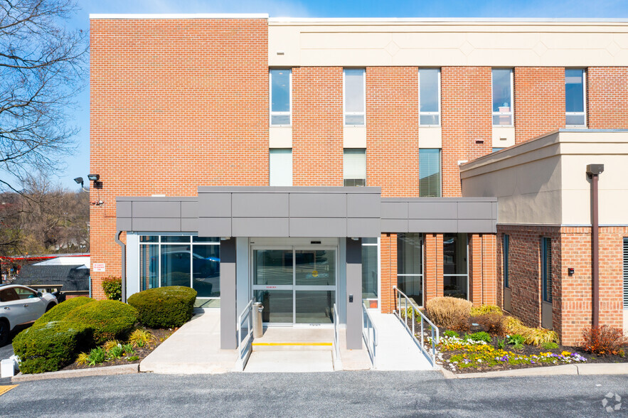 2050 West Chester Pike, Havertown, PA for lease - Building Photo - Image 3 of 7