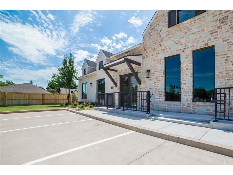 1524-1532 W Edmond Rd, Edmond, OK for lease - Building Photo - Image 2 of 12