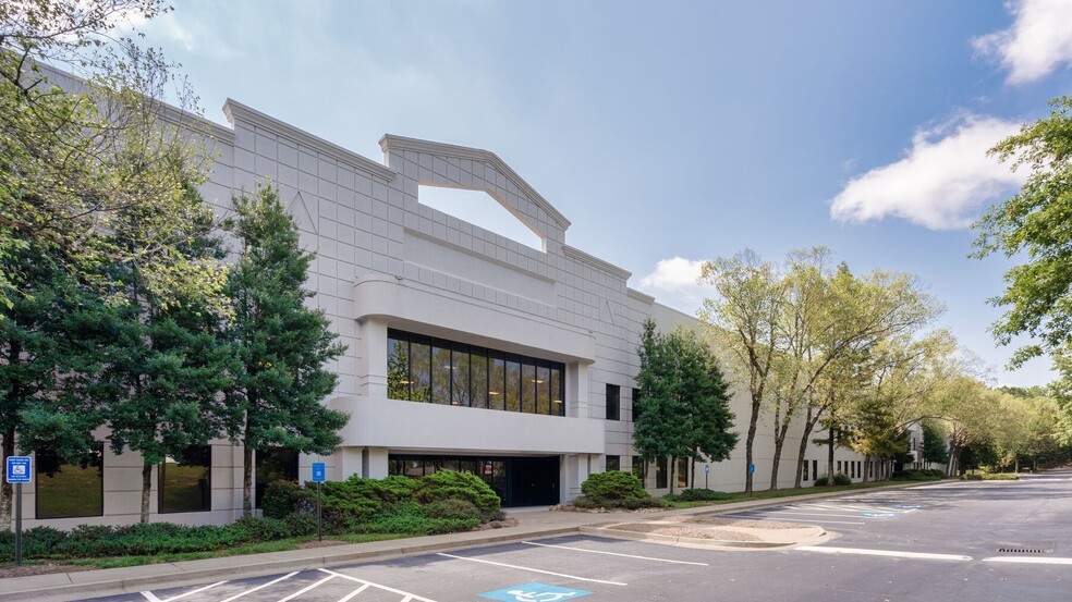 2700 Barrett Lakes Blvd, Kennesaw, GA for lease - Building Photo - Image 1 of 10