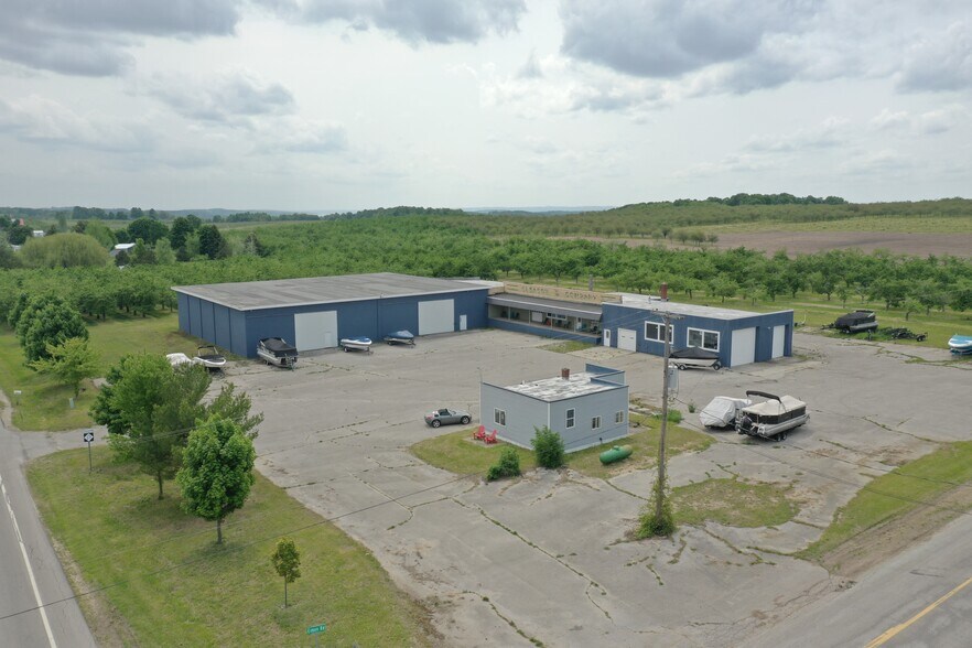 16961 Center Rd, Traverse City, MI for lease - Building Photo - Image 1 of 37