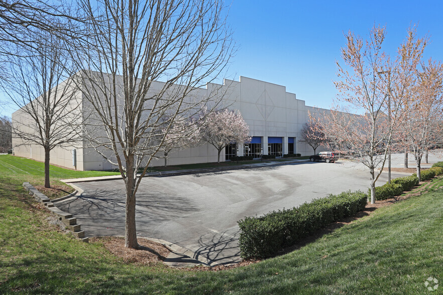 653 Brigham Rd, Greensboro, NC for lease - Building Photo - Image 2 of 8