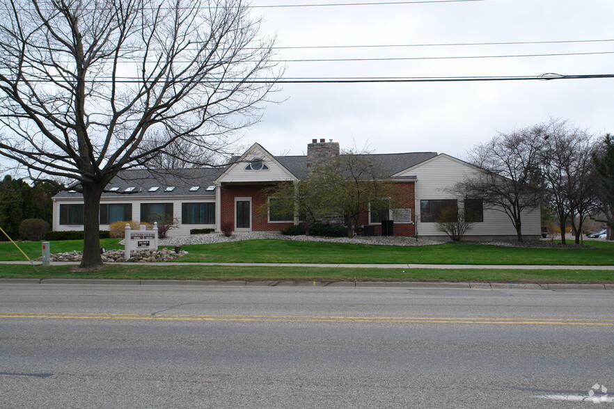 2121 Abbott Rd, East Lansing, MI for lease - Primary Photo - Image 1 of 14