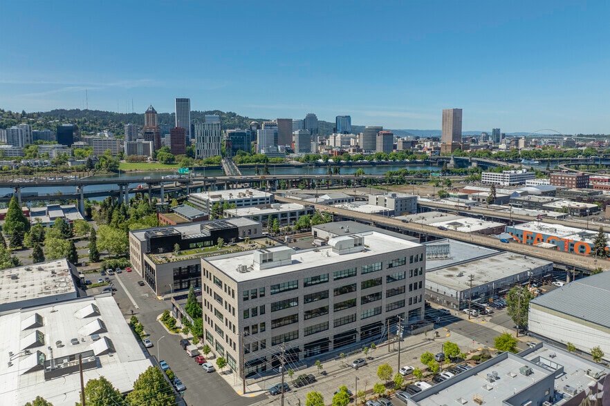 1615 SE 3rd Ave, Portland, OR for lease - Building Photo - Image 1 of 1