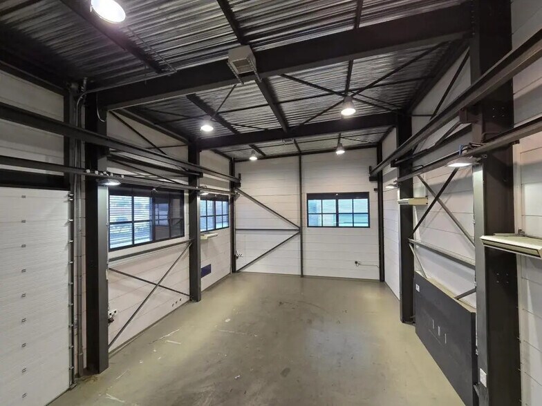 Flex in Nîmes for lease - Interior Photo - Image 3 of 23