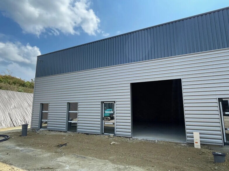 Flex in Bassens for sale - Building Photo - Image 3 of 7