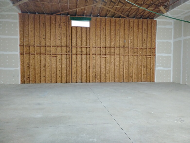 4296 Van Dyke Rd, Almont, MI for lease - Building Photo - Image 2 of 6