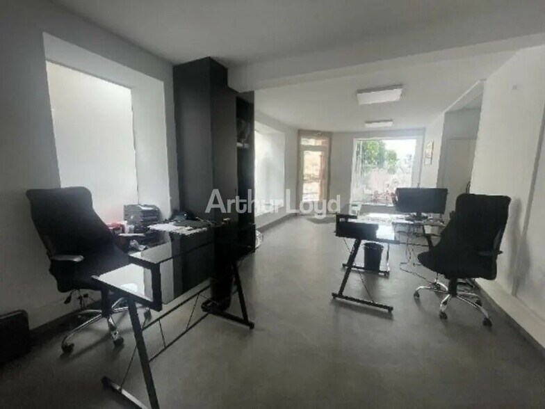 Retail in Reims for lease - Interior Photo - Image 1 of 7