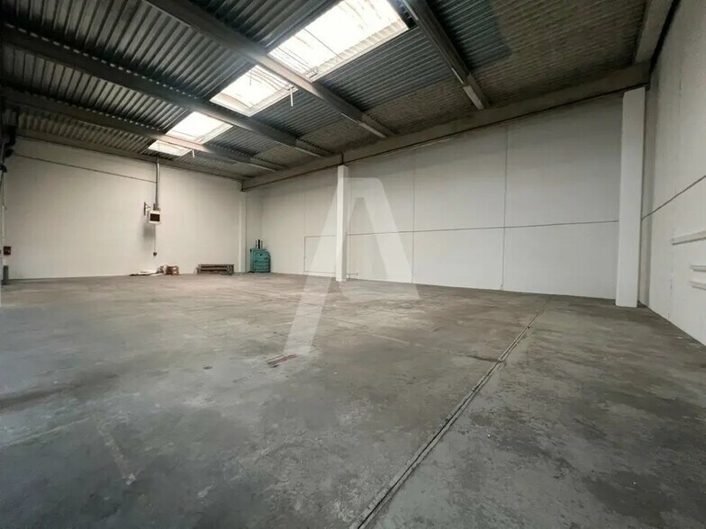 Flex in Ivry-sur-Seine for lease - Interior Photo - Image 3 of 5