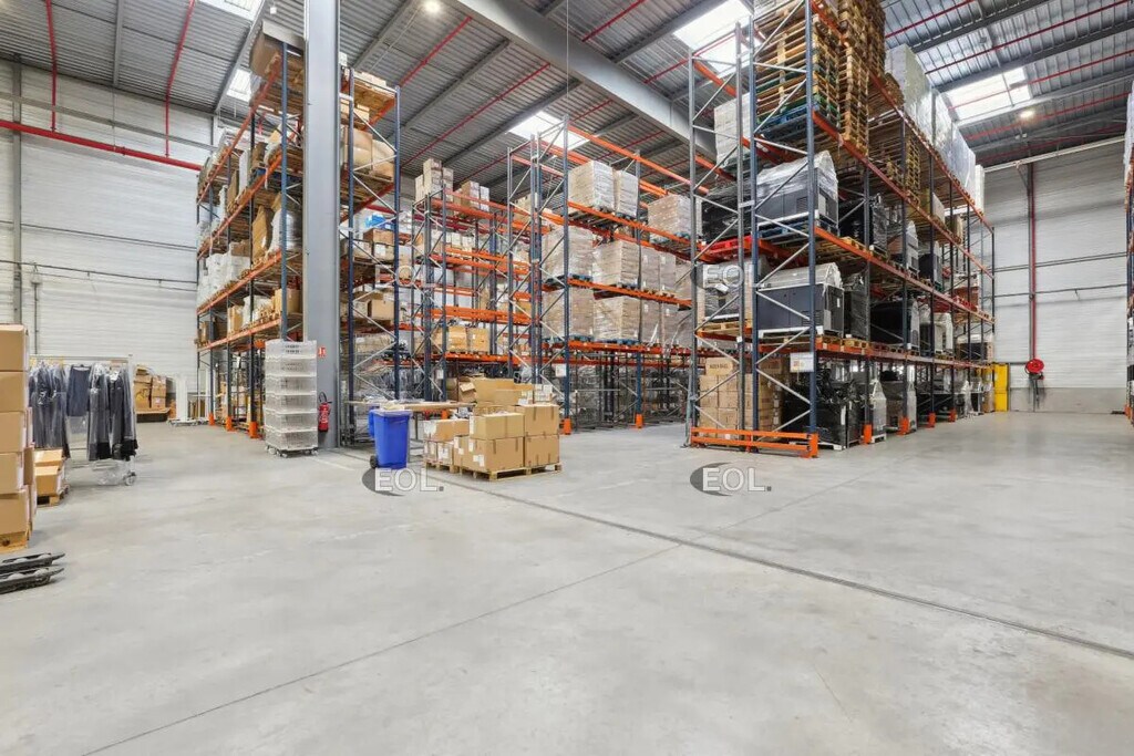 Location Entrepôt 2 850 m² - Photo 1