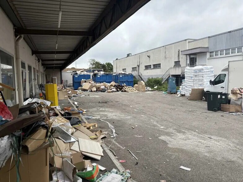 Office in Vaulx-en-Velin for lease - Building Photo - Image 2 of 11