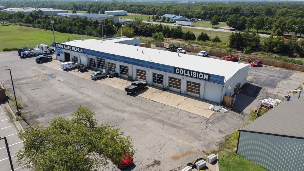 DEALERSHIP & 16-BAY SHOP portfolio of 2 properties for sale on LoopNet.com - Building Photo - Image 3 of 7