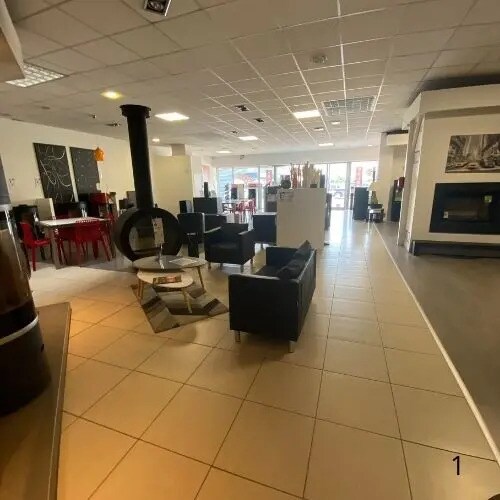 Retail in Saint-Bonnet-de-Mure for lease - Interior Photo - Image 2 of 3