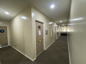 2100 N Sepulveda Blvd, Manhattan Beach, CA for lease Lobby- Image 2 of 7