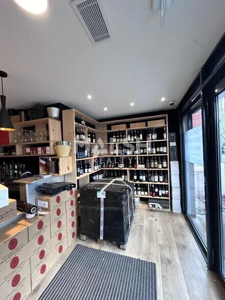 Retail in Francheville for lease - Interior Photo - Image 1 of 6