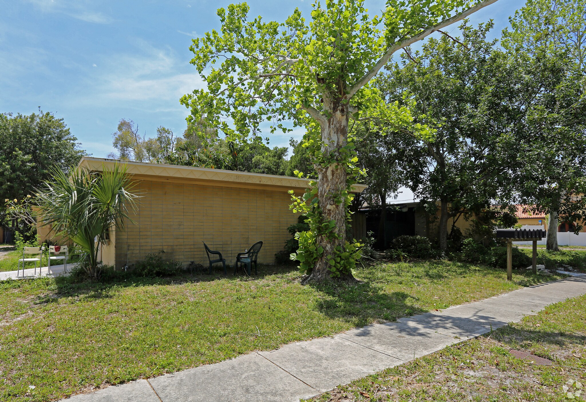 113 NE Madison Cir N, Saint Petersburg, FL for sale Primary Photo- Image 1 of 1