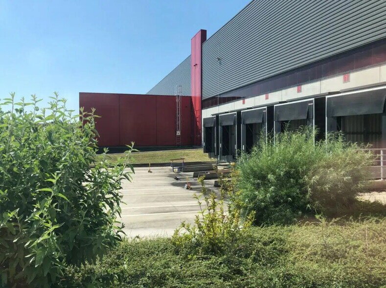 Industrial in Mer for lease - Building Photo - Image 2 of 14