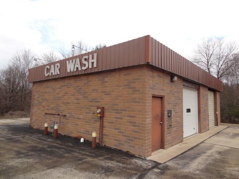 135 Meadow Rd, Iola, WI for sale - Primary Photo - Image 1 of 1