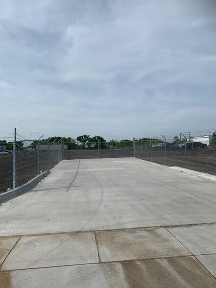 5894 E Berry St, Fort Worth, TX for lease - Building Photo - Image 2 of 8