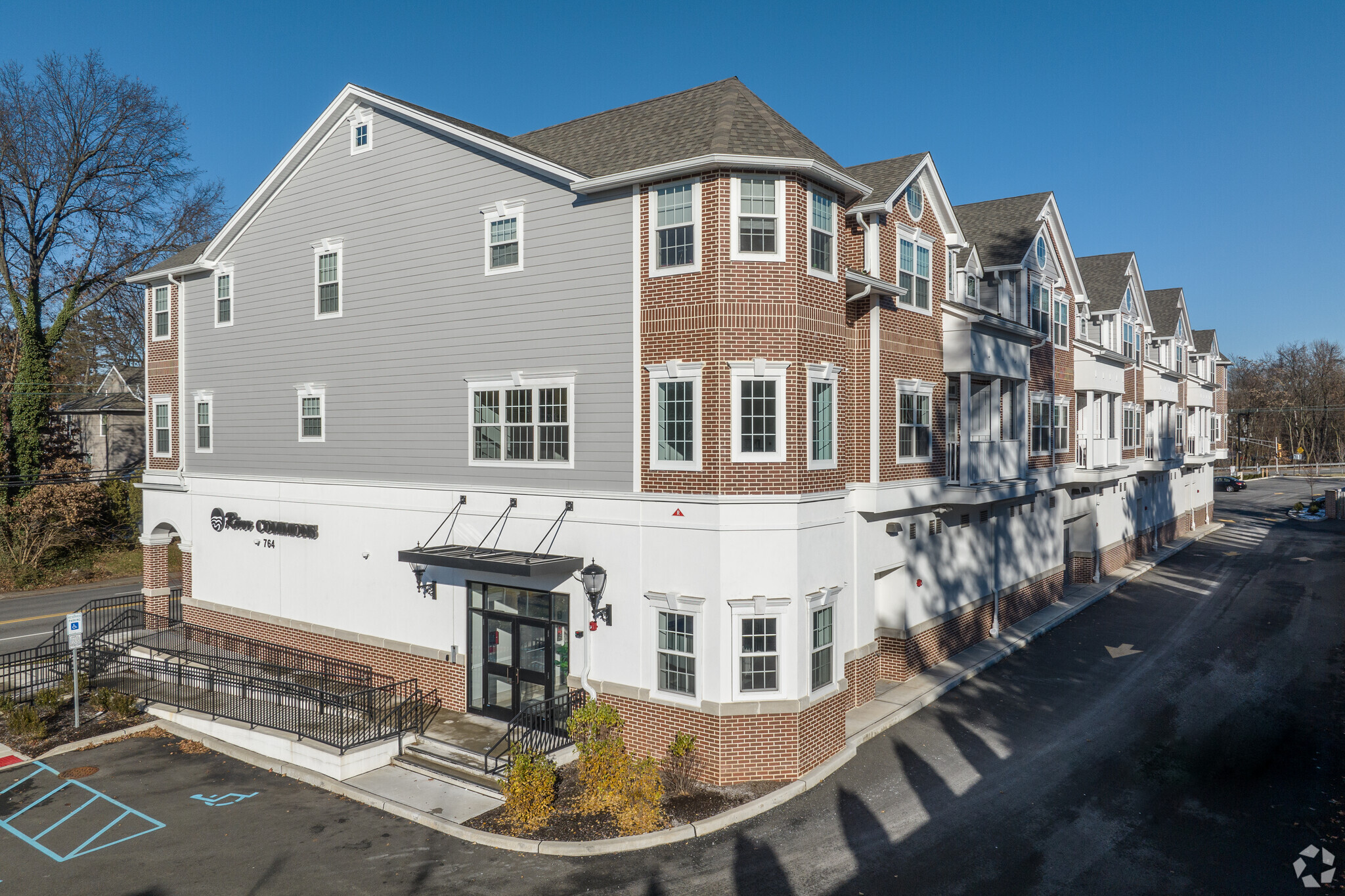 764 New Bridge Rd, Teaneck, NJ for lease Primary Photo- Image 1 of 14