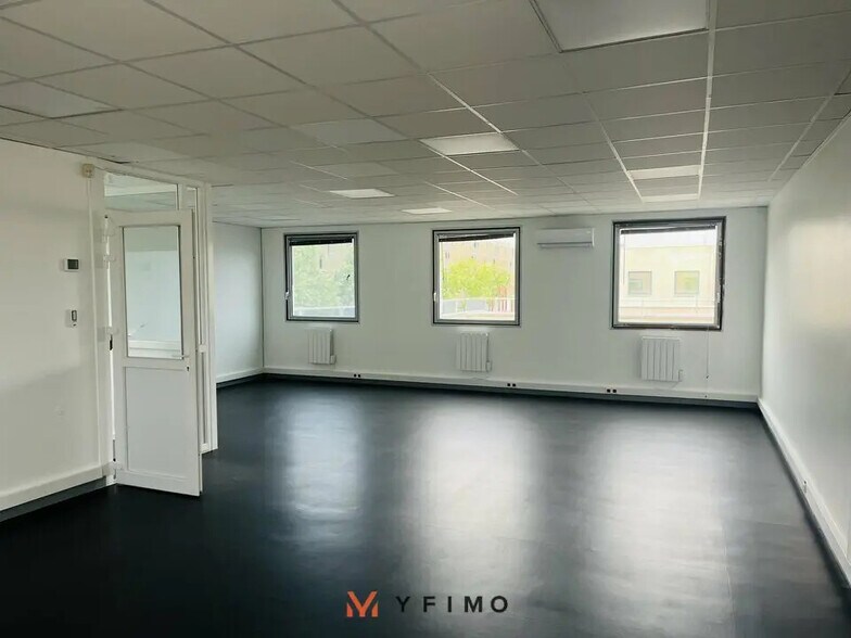 Flex in La Verrière for lease - Interior Photo - Image 2 of 5