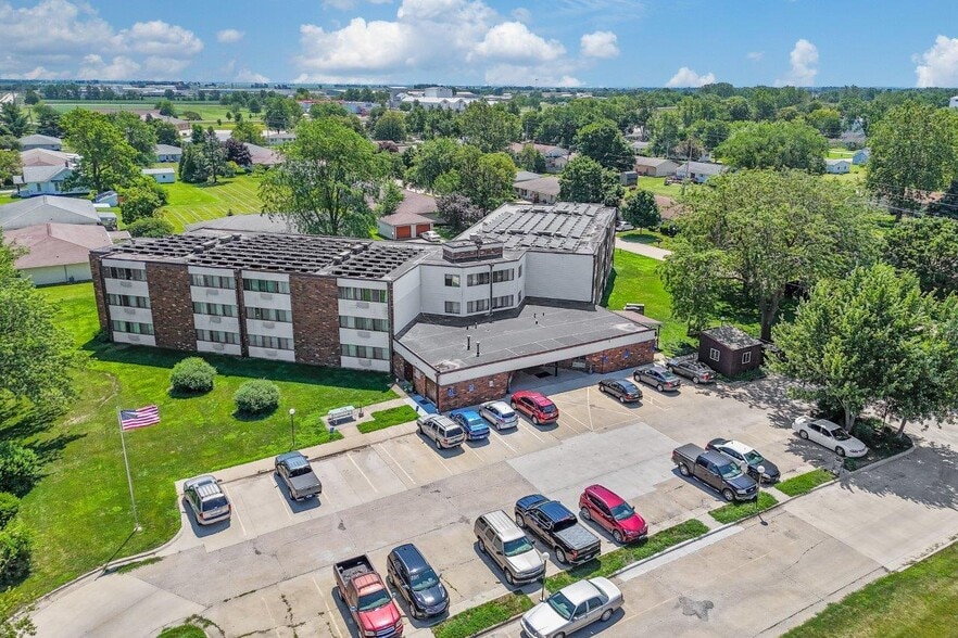 704 E Mapleleaf Dr, Mount Pleasant, IA for sale - Building Photo - Image 2 of 22