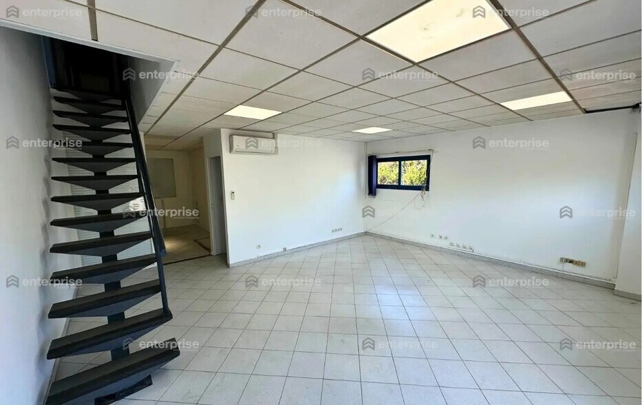 Flex in Beauvais for lease - Interior Photo - Image 2 of 6