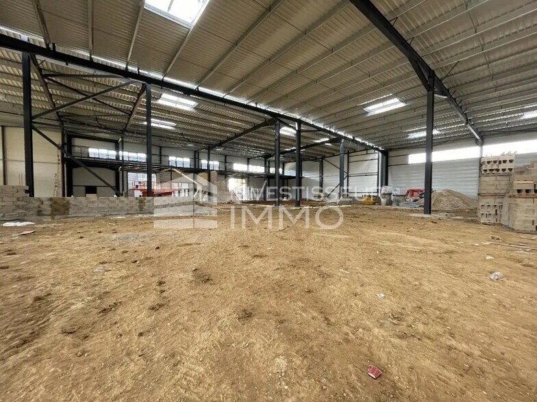 Flex in La Queue-en-Brie for lease - Building Photo - Image 1 of 7