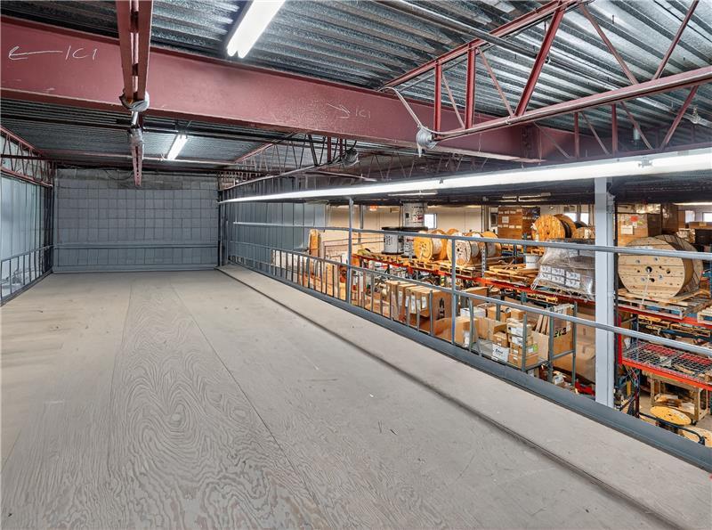 939 Av Selkirk, Pointe-claire, QC for lease Interior Photo- Image 1 of 4