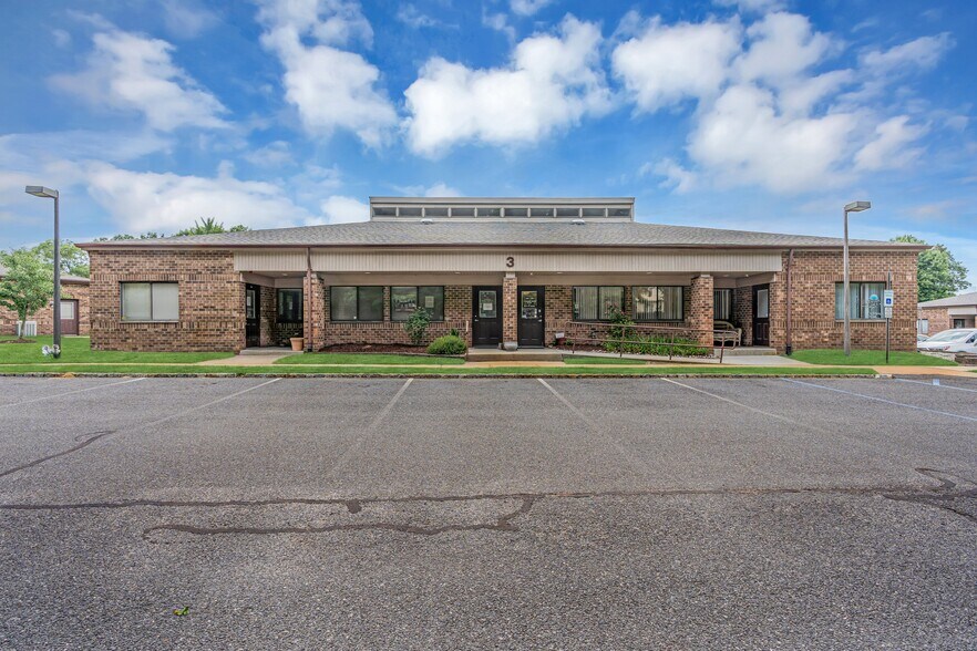 301-303 Candlewood Cmn, Howell, NJ for lease - Primary Photo - Image 1 of 24