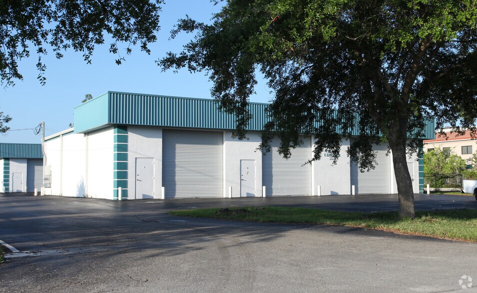 10931 K Nine Dr, Bonita Springs, FL for lease - Building Photo - Image 3 of 4