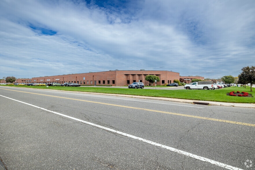 701 Koehler Ave, Ronkonkoma, NY for lease - Building Photo - Image 3 of 5