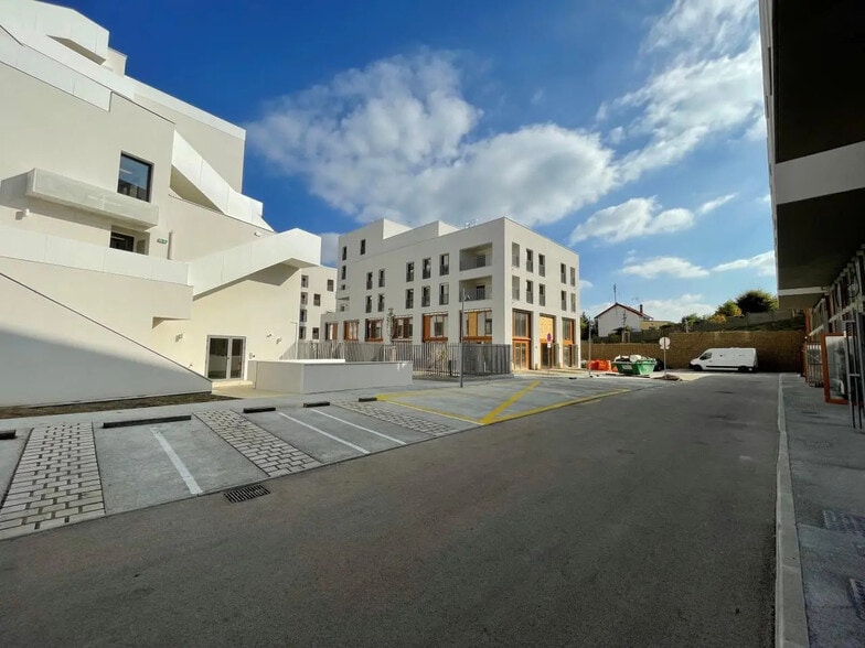 Flex in Vitry-sur-Seine for lease - Building Photo - Image 1 of 4