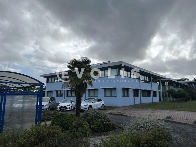 Office in Canéjan for lease - Building Photo - Image 2 of 11