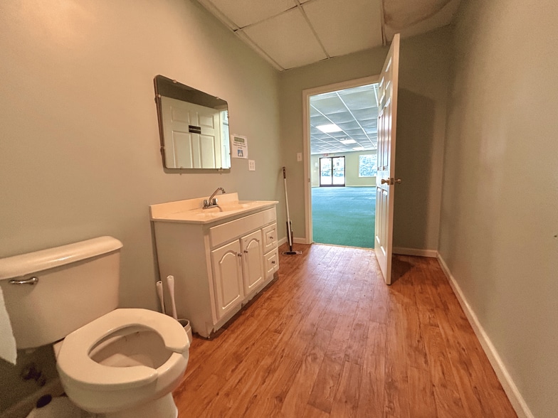 1370 S Dixie St, Horse Cave, KY for sale - Interior Photo - Image 3 of 6