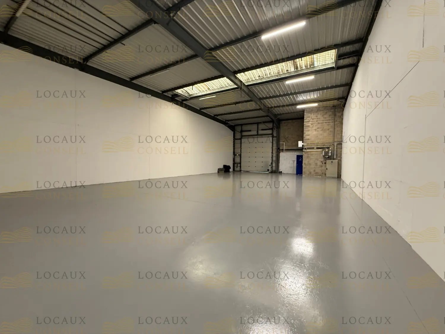 Flex in Éragny for lease Interior Photo- Image 1 of 3