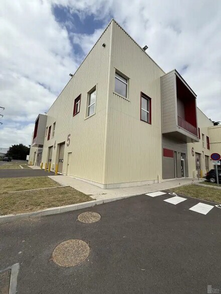 Industrial in Pontoise for lease - Building Photo - Image 1 of 9