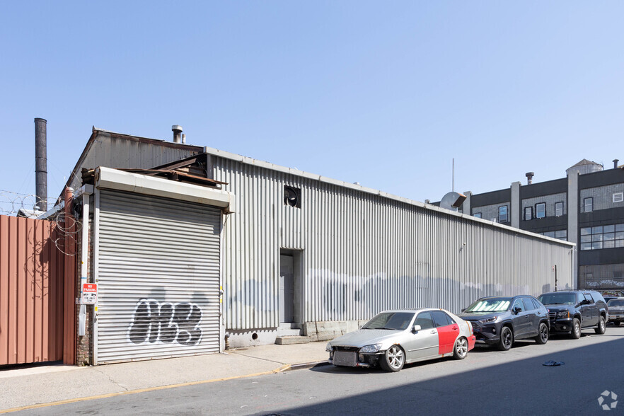 201 Ingraham St, Brooklyn, NY for lease - Building Photo - Image 2 of 6