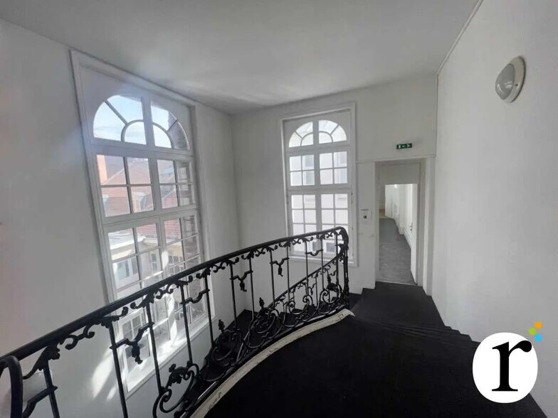 Office in Lille for lease - Interior Photo - Image 2 of 11