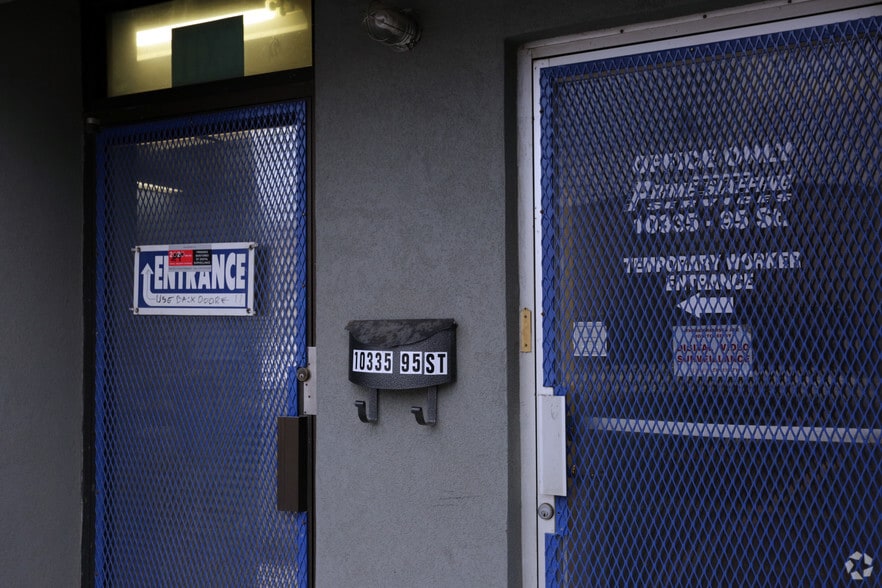 10335 95th St NW, Edmonton, AB for lease - Building Photo - Image 3 of 9