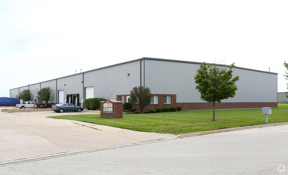 405 Comanche Cir, Harvard, IL for lease - Primary Photo - Image 1 of 4